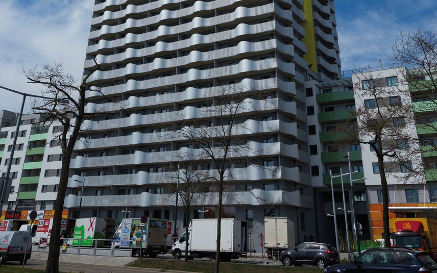 Immeuble résidentiel avec des balcons remarquables et des véhicules