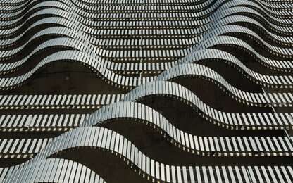 façade avec bardage métallique ondulé