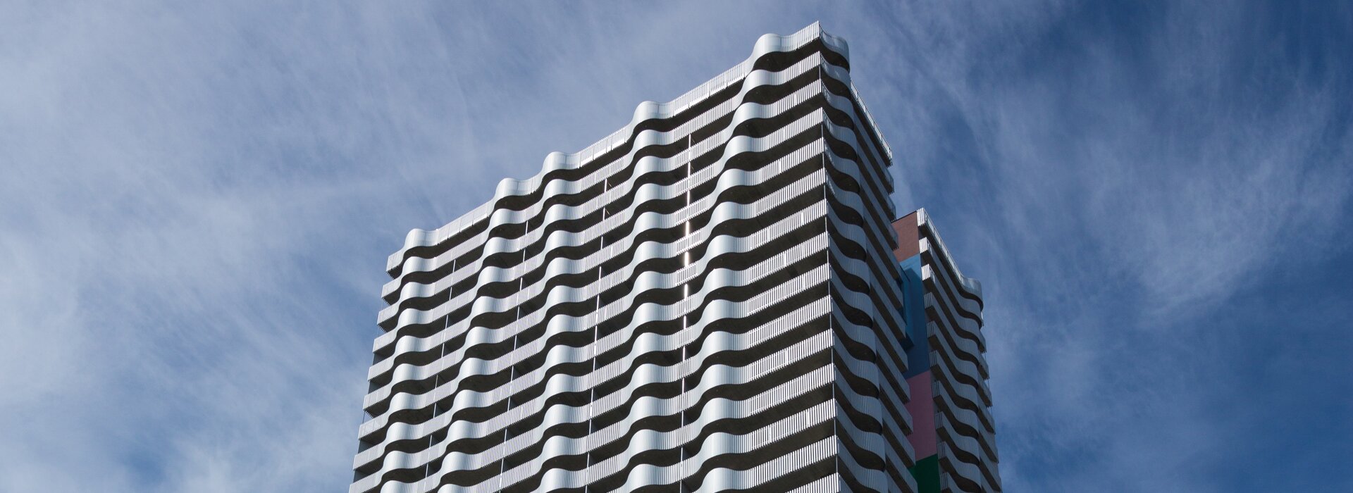 Immeuble de grande hauteur avec balcons ondulés