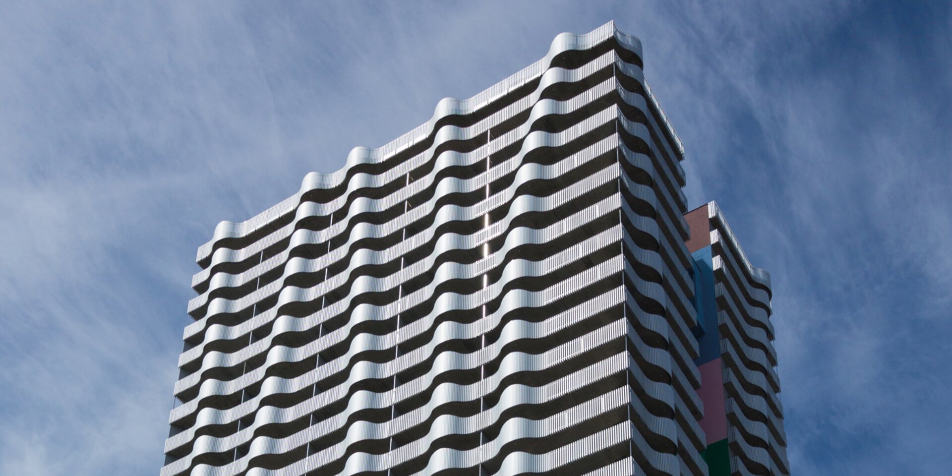 Immeuble de grande hauteur avec balcons ondulés