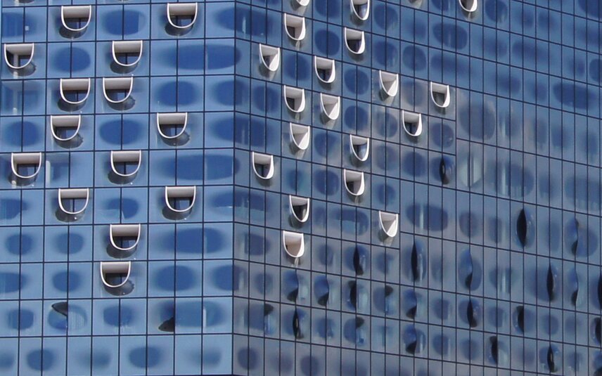 Façade vitrée moderne avec lamelles de protection solaire