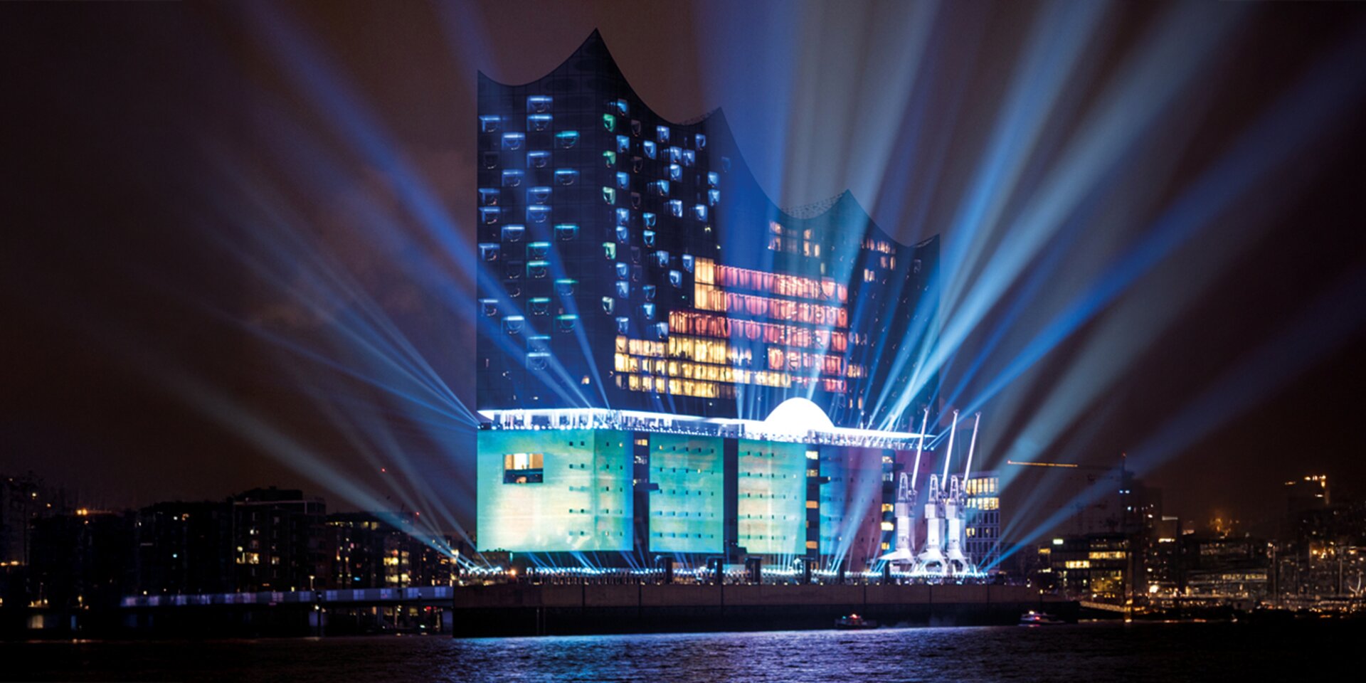 Elbphilharmonie avec une installation lumineuse impressionnante