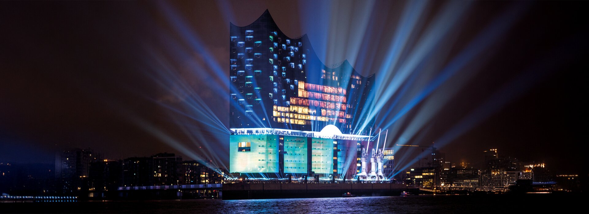 Elbphilharmonie avec une installation lumineuse impressionnante