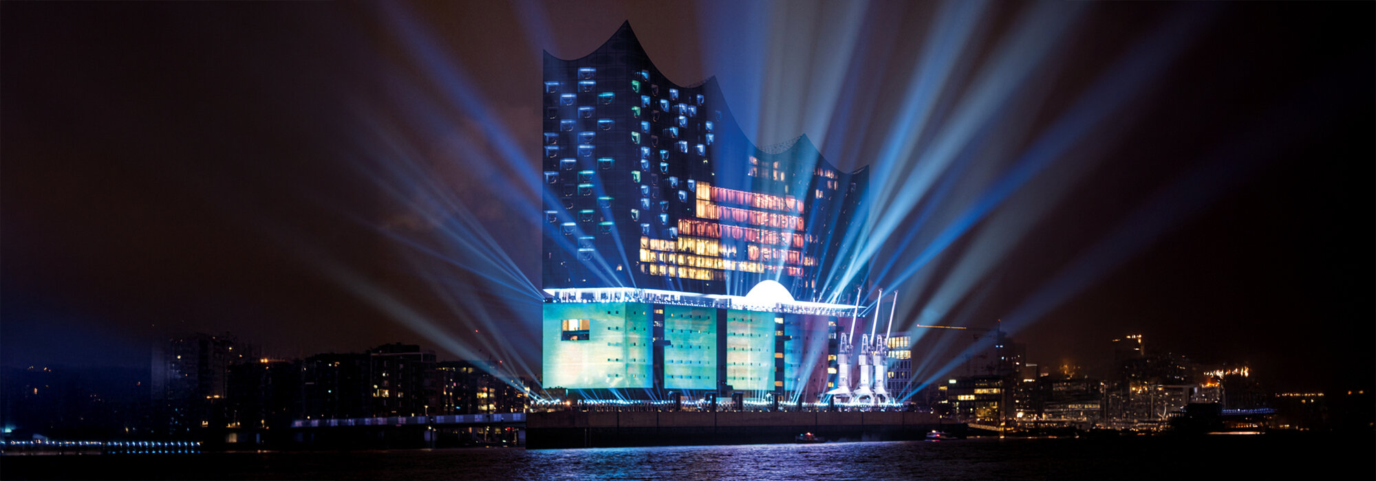 Elbphilharmonie avec une installation lumineuse impressionnante