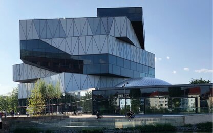 Bâtiment moderne avec vitrage et géométrie