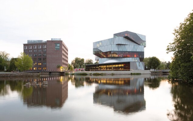 architecture au bord de l'eau au coucher du soleil