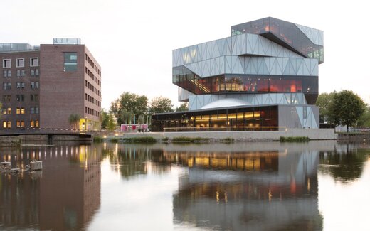 bâtiment avec reflet sur l'eau et éclairage