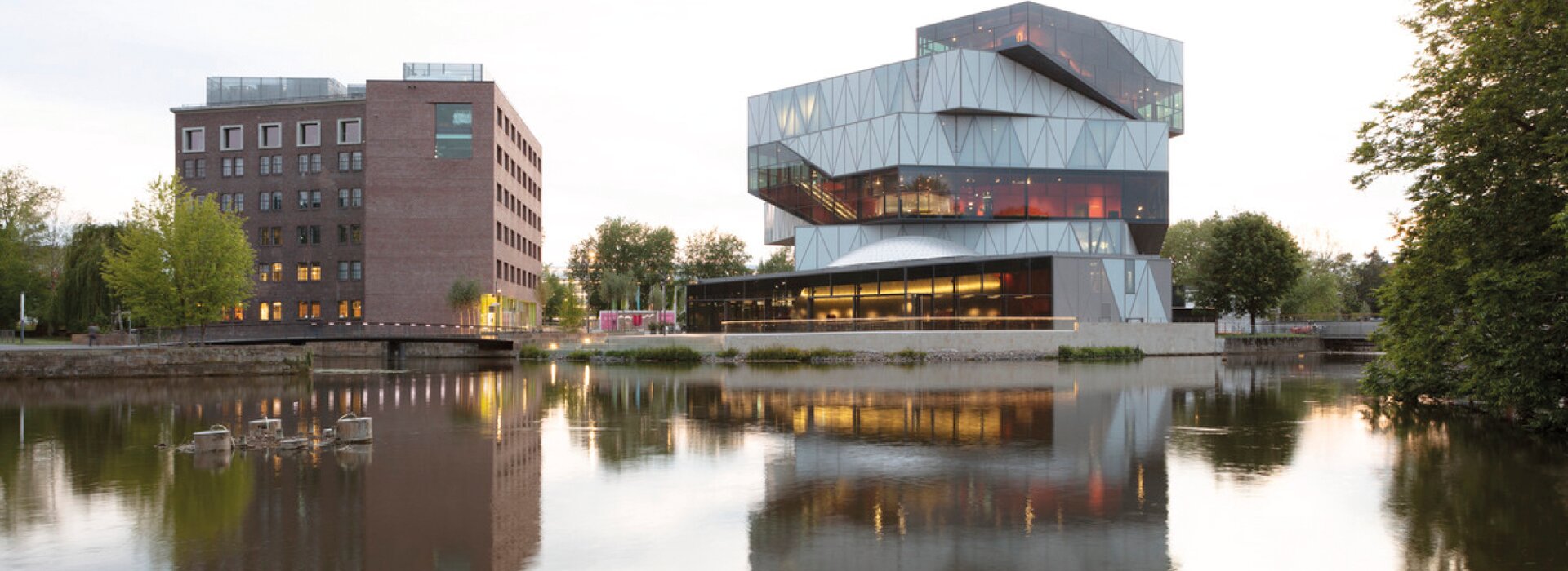bâtiment avec reflet sur l'eau et éclairage