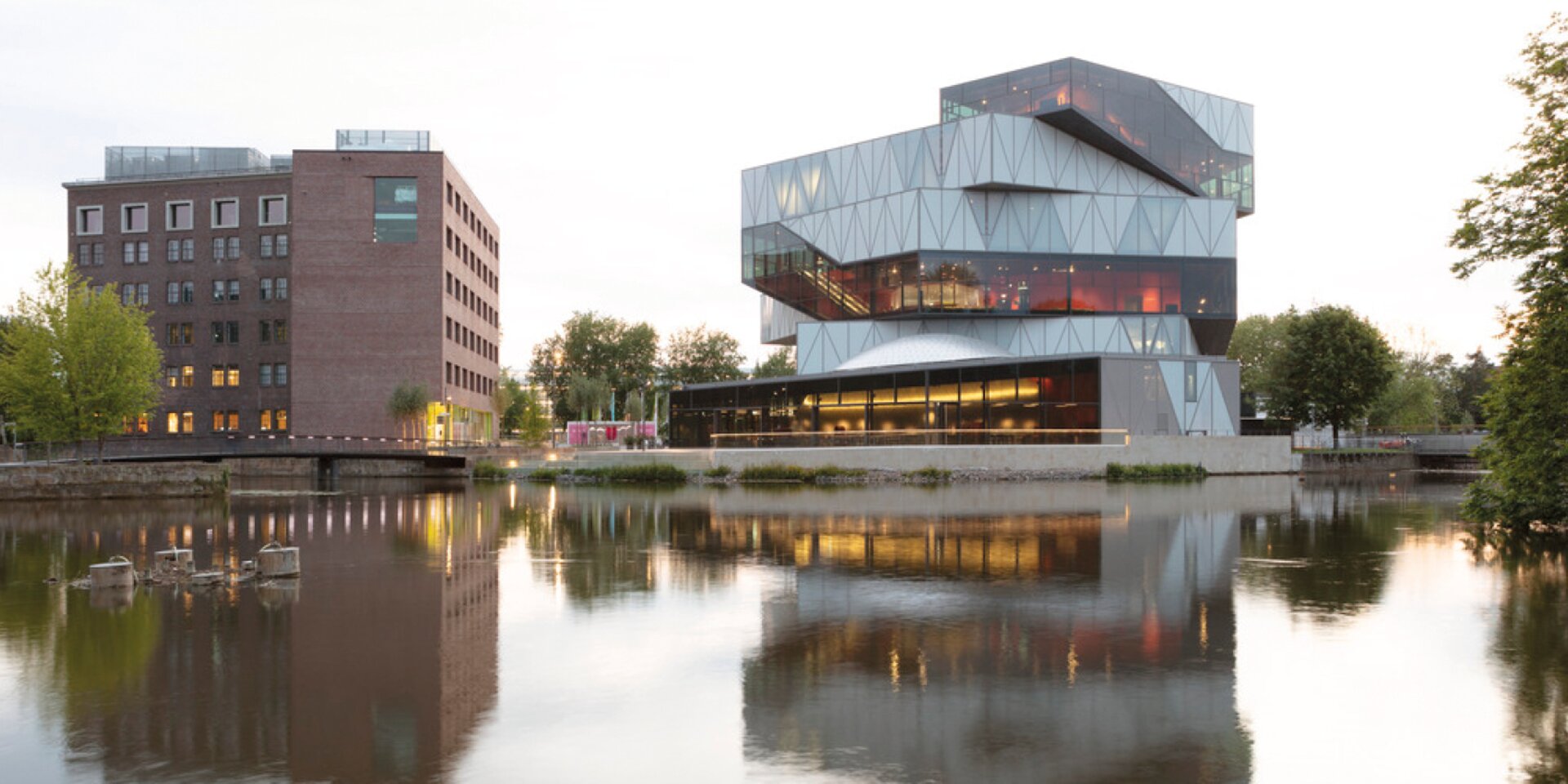 bâtiment avec reflet sur l'eau et éclairage