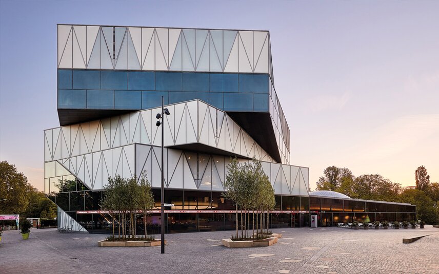 Bâtiment moderne avec façade géométrique