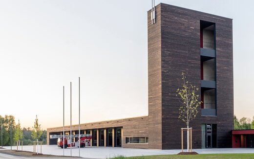 bâtiment de la caserne de pompiers avec tour d'entraînement extérieure