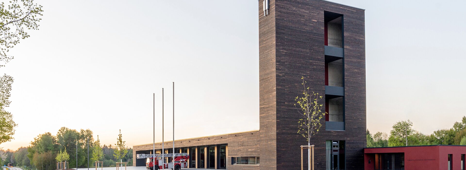 bâtiment de la caserne de pompiers avec tour d'entraînement extérieure
