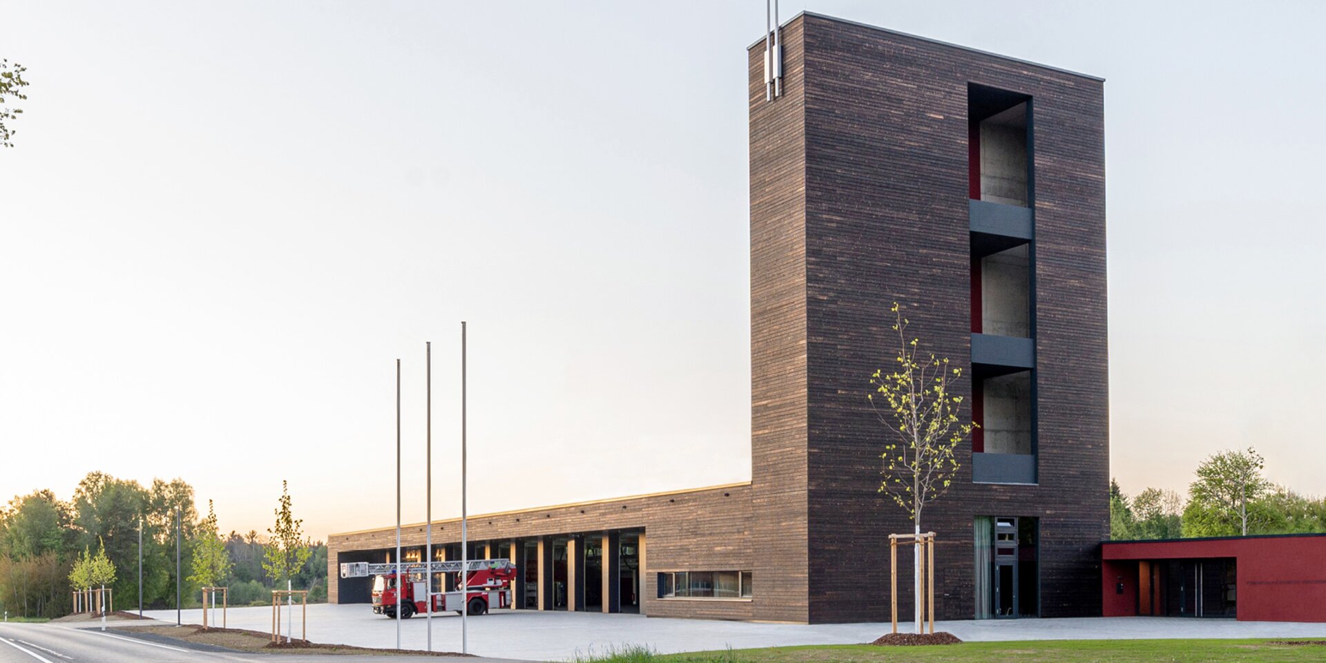 bâtiment de la caserne de pompiers avec tour d'entraînement extérieure