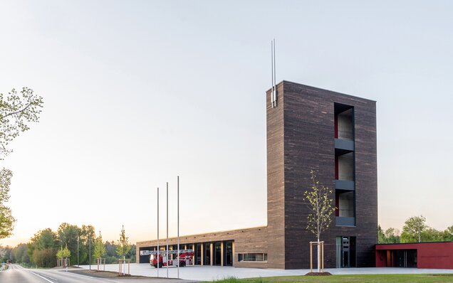 bâtiment de la caserne de pompiers avec tour d'entraînement extérieure