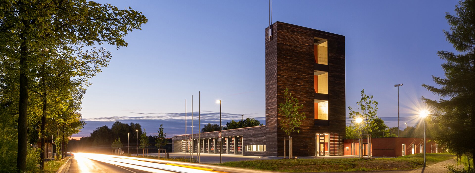 caserne de pompiers et tour d'entraînement au crépuscule