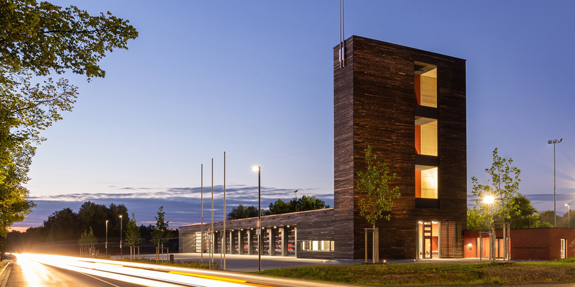 caserne de pompiers et tour d'entraînement au crépuscule