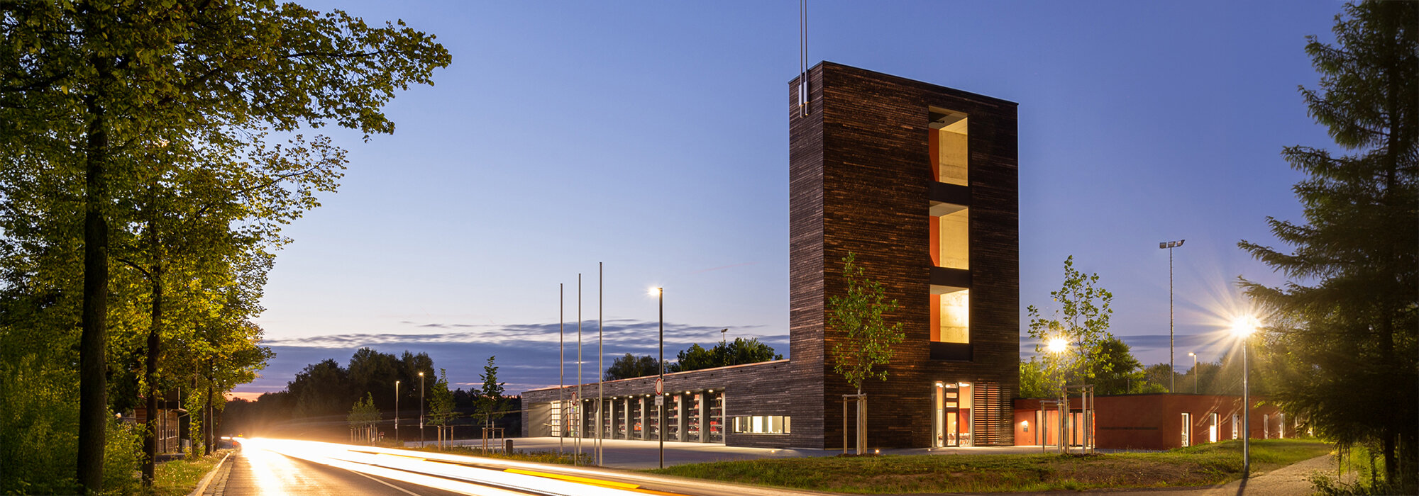 caserne de pompiers et tour d'entraînement au crépuscule