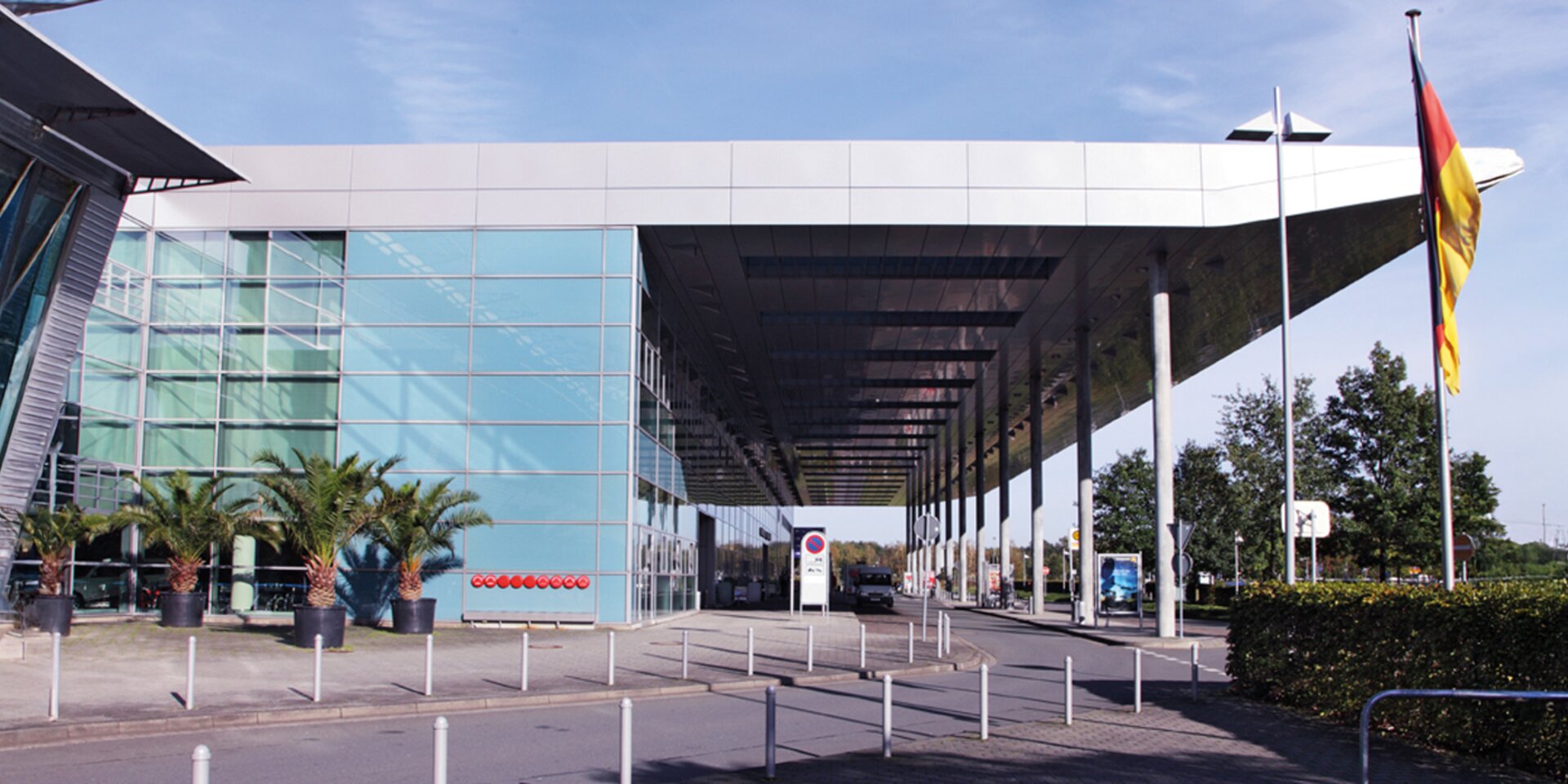 Hall d'entrée moderne avec façade en verre