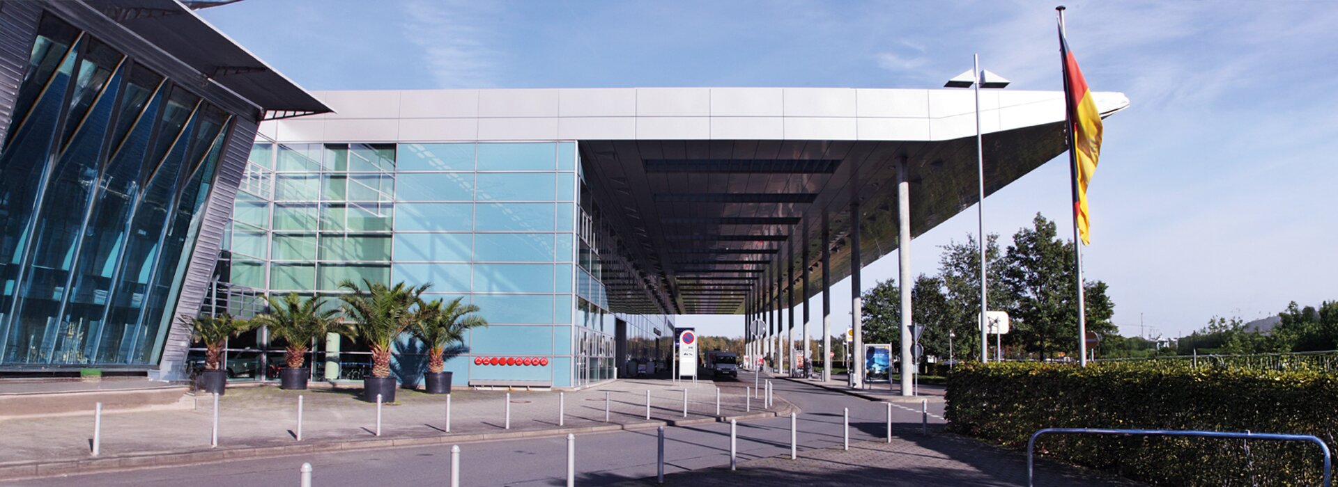 Hall d'entrée moderne avec façade en verre