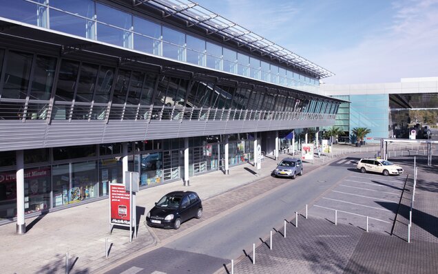 terminal d'aéroport avec parkings et voitures