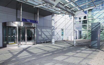 Entrée avec porte tournante et panneau indicateur