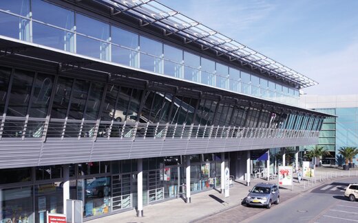 terminal d'aéroport avec parkings et voitures