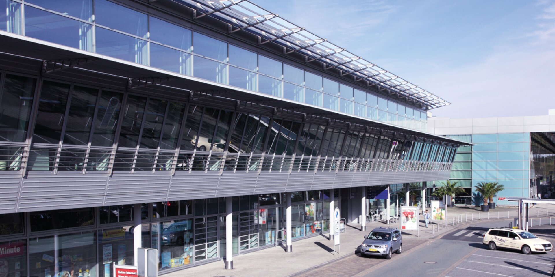 terminal d'aéroport avec parkings et voitures