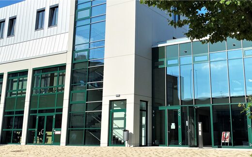 Complexe de bureaux moderne avec vitrage