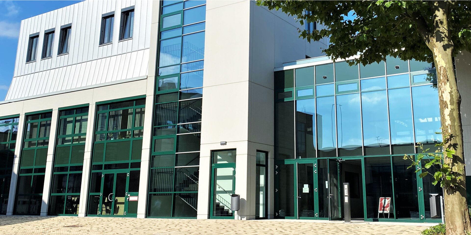 Complexe de bureaux moderne avec vitrage