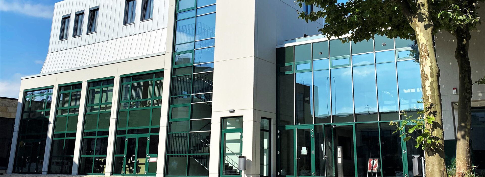 Complexe de bureaux moderne avec vitrage