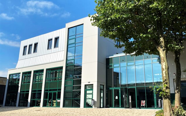 Immeuble de bureaux moderne avec façade en verre