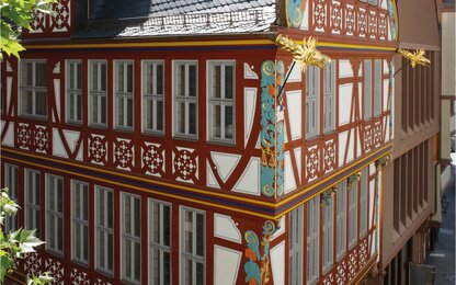 Maison à colombages avec des têtes de dragon dorées