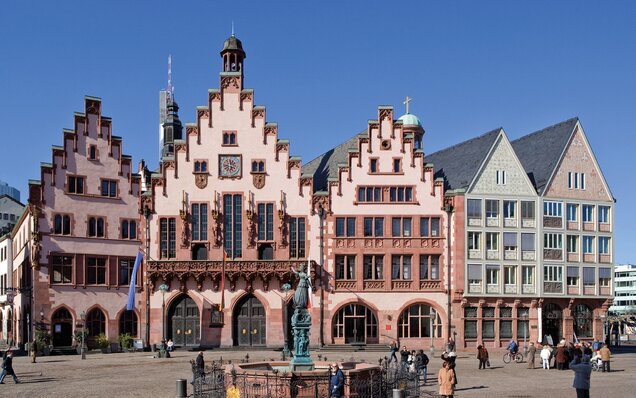 Hôtel de ville et fontaine sur la place Römerberg