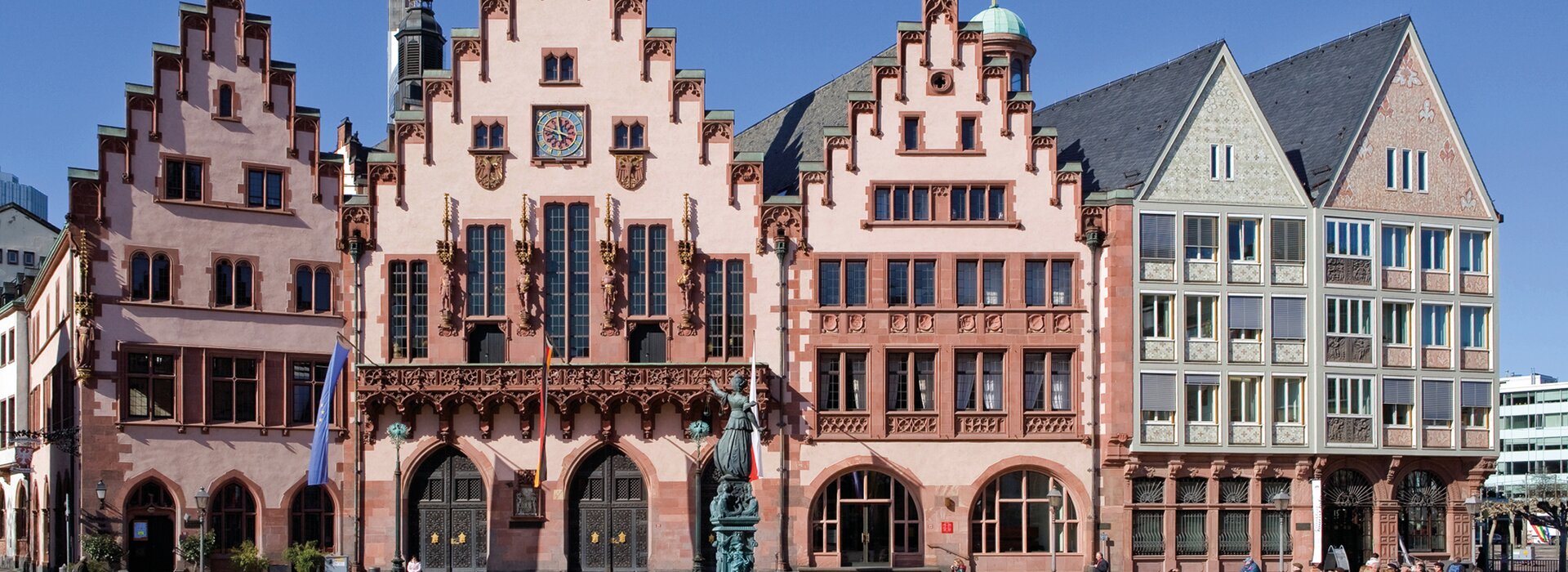 Hôtel de ville gothique avec pignons à gradins