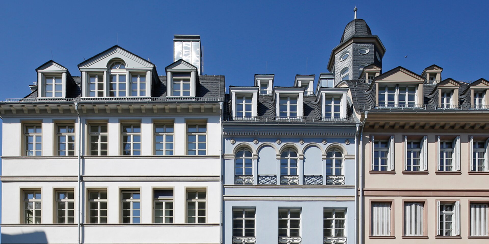Bâtiments historiques avec fontaine et statue