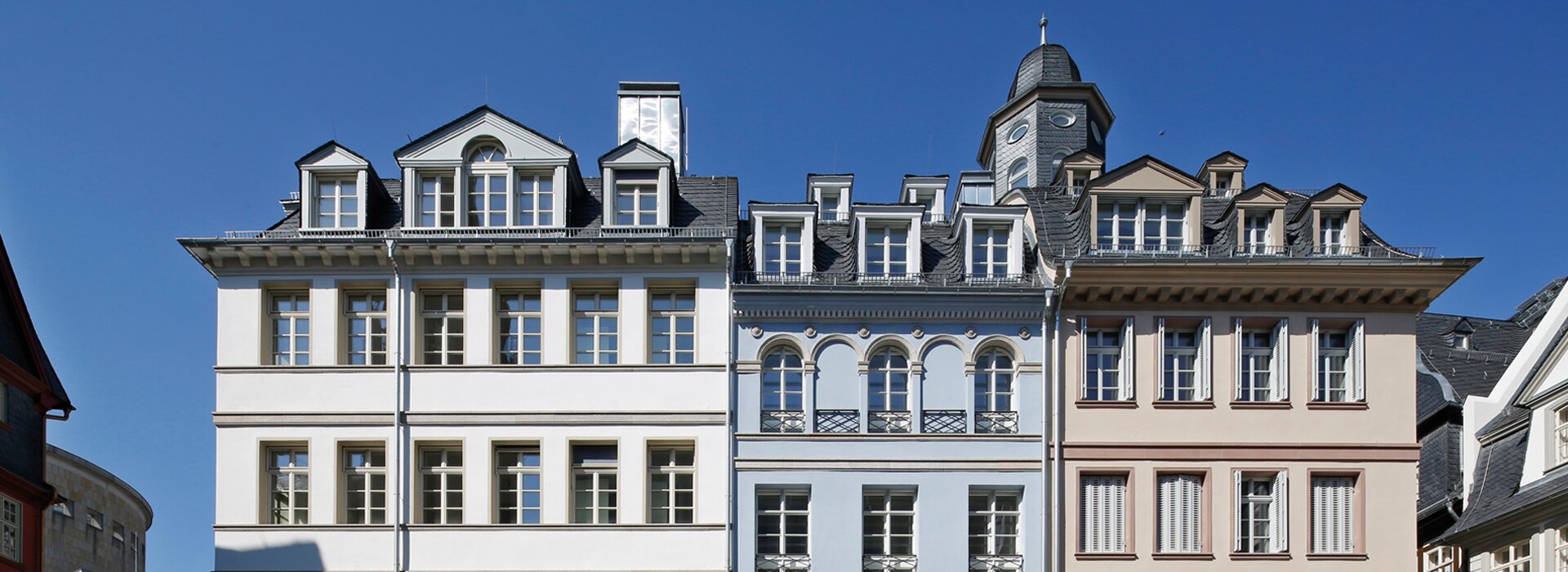 Bâtiments historiques avec fontaine et statue