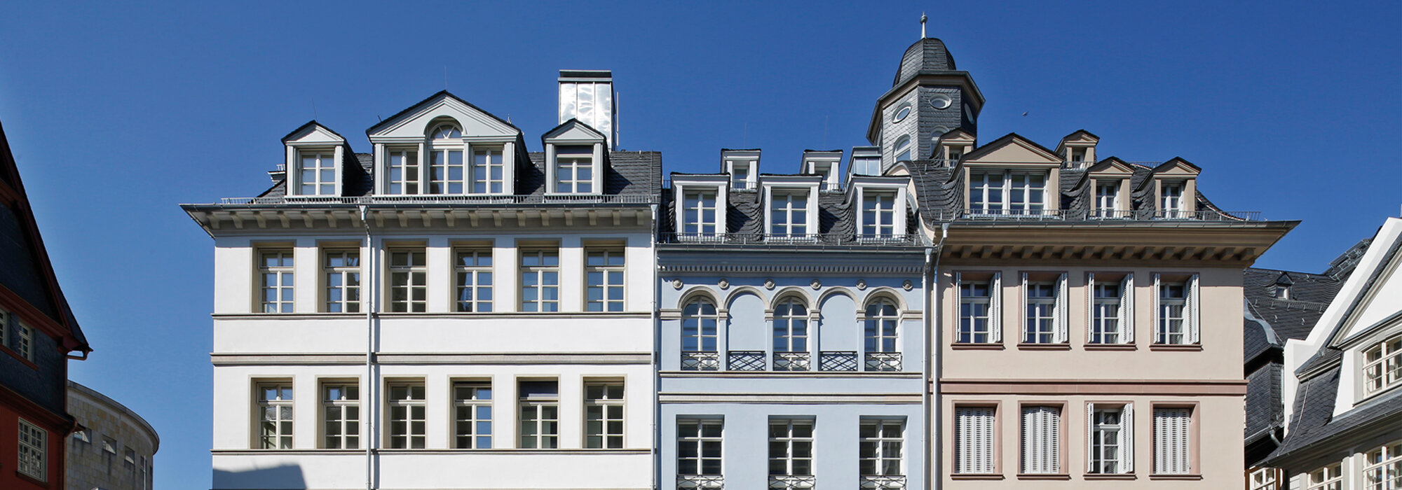 Bâtiments historiques avec fontaine et statue