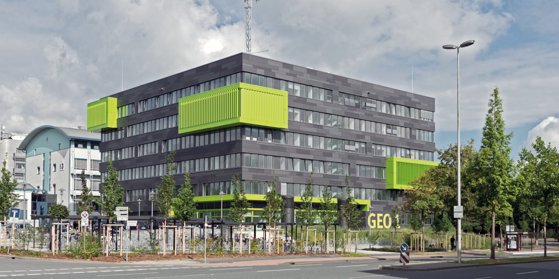 Bâtiment moderne avec balcons verts GEO