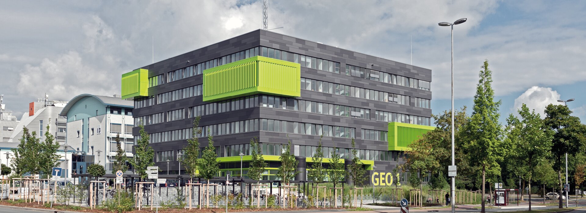 Bâtiment moderne avec balcons verts GEO