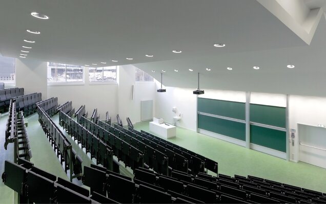 Amphithéâtre moderne avec projecteurs et tableau