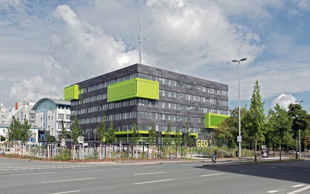 Bâtiment moderne avec balcons verts GEO