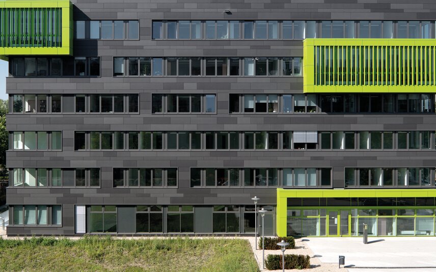 Immeuble de bureaux moderne avec des accents verts
