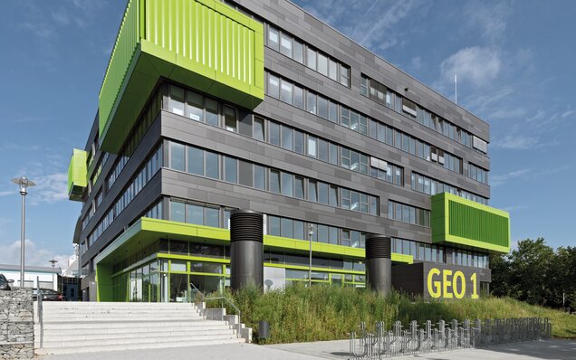 Immeuble de bureaux moderne avec des accents verts