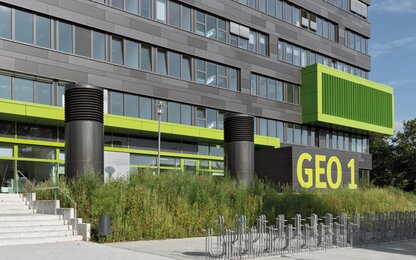 Immeuble de bureaux moderne avec façade verte