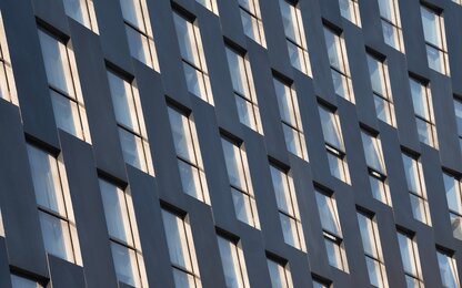 façade avec des fenêtres disposées de façon géométrique