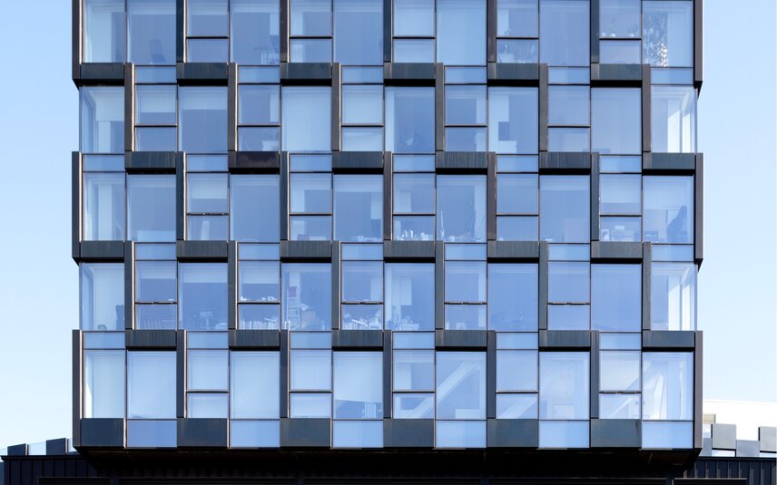 Façade vitrée moderne avec fenêtres rectangulaires