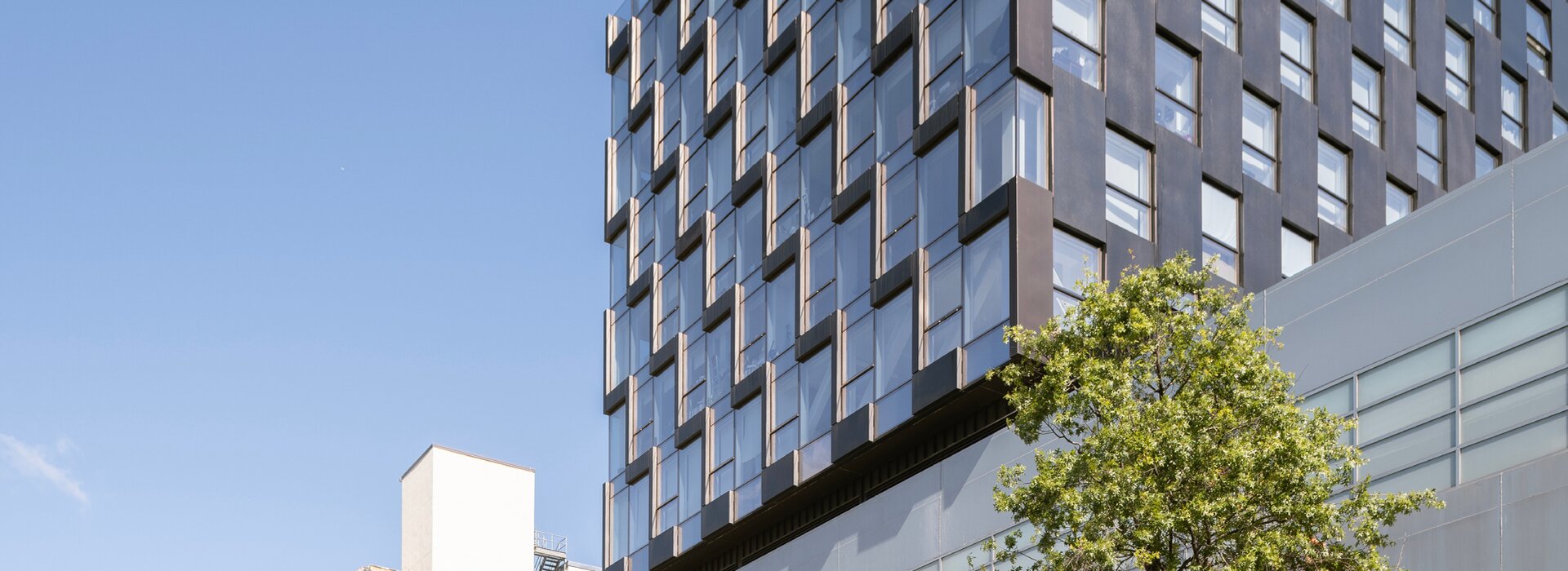 Immeuble moderne sous un ciel dégagé