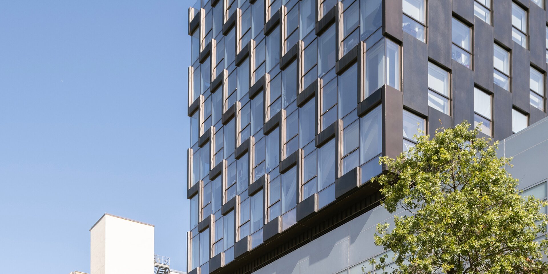 Immeuble moderne sous un ciel dégagé