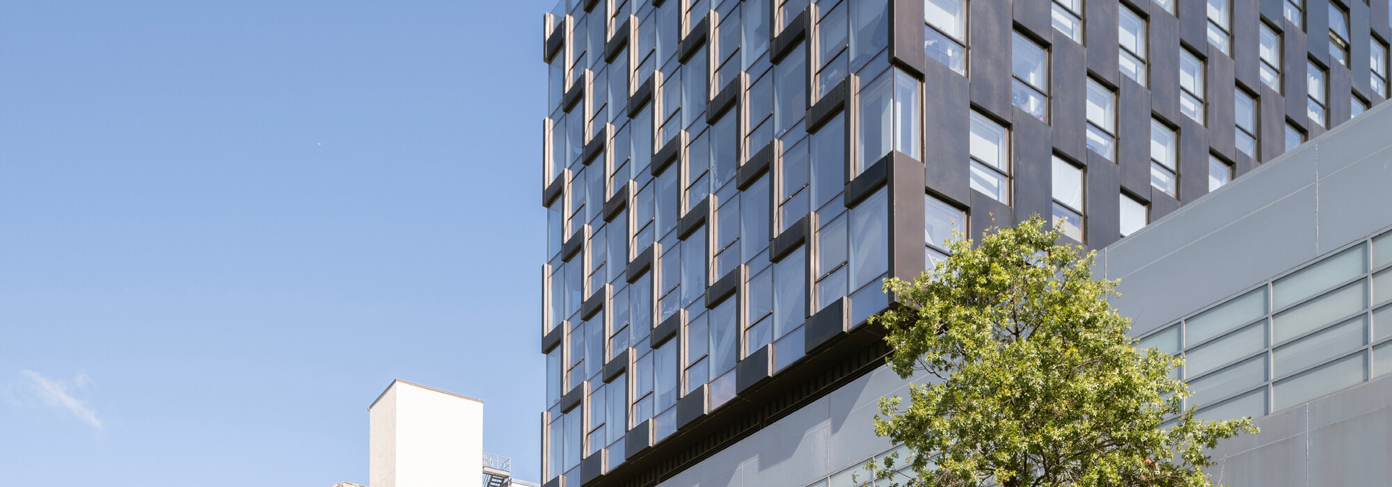 Immeuble moderne sous un ciel dégagé