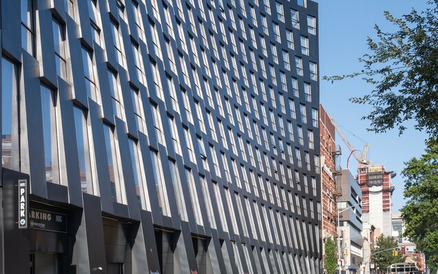 Façade moderne avec fenêtres verticales